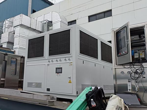 循環(huán)風冷式冷水機安裝現(xiàn)場